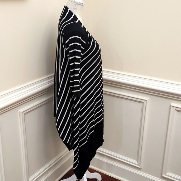 𝅺CARDIGAN Black/White Pin stripe - Picture 2 of 3